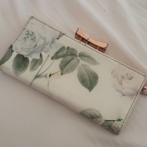 Ted Baker Wallet Crystal Close